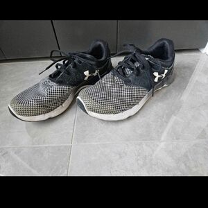 Under Armour Black & White Running Shoes Womens 7
